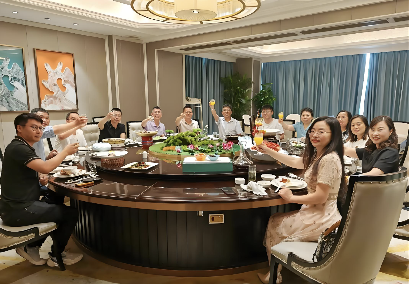Họp lớp được hỏi lương hưu, tôi trả lời thật 30 triệu đồng/tháng, về phát hiện bị loại khỏi nhóm chat, vợ trách: “Chỉ nên nói 3 triệu”- Ảnh 3.