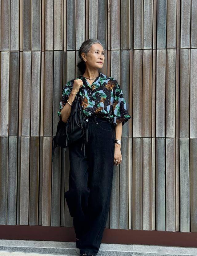 Học bí kíp mặc đẹp từ fashionista 70+ “đỉnh của chóp”: Vừa sang trọng vừa trẻ trung, lại toát ra khí chất quý phái- Ảnh 1.