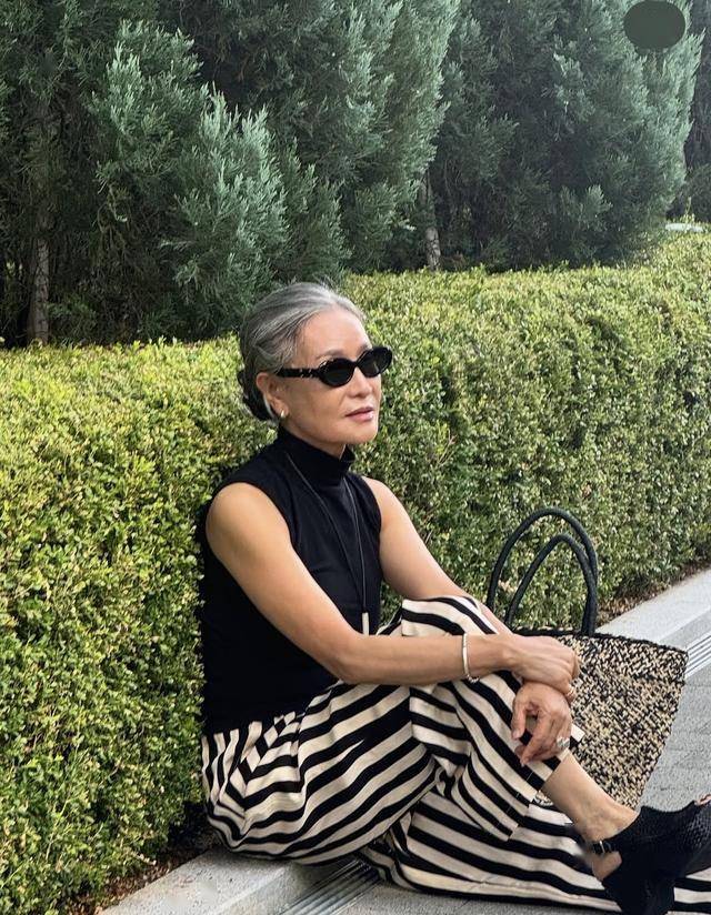 Học bí kíp mặc đẹp từ fashionista 70+ “đỉnh của chóp”: Vừa sang trọng vừa trẻ trung, lại toát ra khí chất quý phái- Ảnh 4.