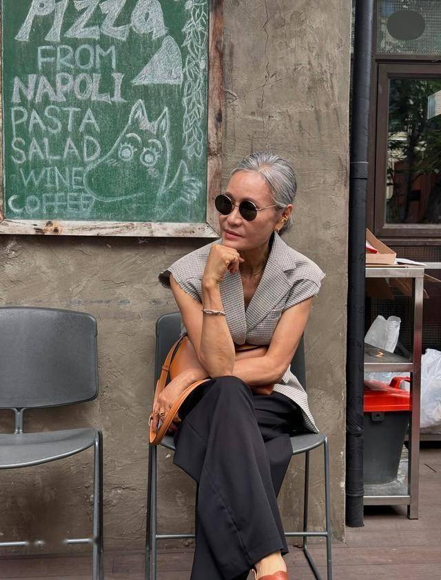 Học bí kíp mặc đẹp từ fashionista 70+ “đỉnh của chóp”: Vừa sang trọng vừa trẻ trung, lại toát ra khí chất quý phái- Ảnh 8.