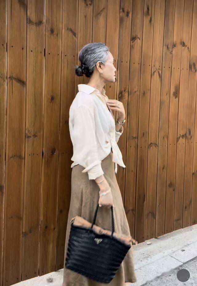 Học bí kíp mặc đẹp từ fashionista 70+ “đỉnh của chóp”: Vừa sang trọng vừa trẻ trung, lại toát ra khí chất quý phái- Ảnh 5.