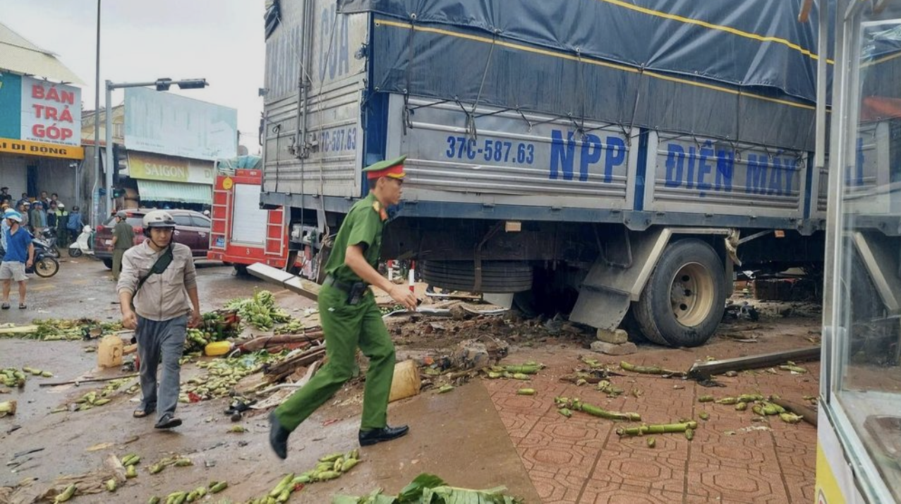 Nguyên nhân ban đầu vụ xe tải lao vào chợ chuối ở Quảng Trị làm 3 người tử vong và nhiều người bị thương- Ảnh 2.