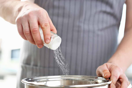 Huyết áp tăng vọt, đột quỵ "chực chờ" nếu lạm dụng 2 thứ này: Người Việt toàn dùng vượt mức khuyến cáo- Ảnh 1.