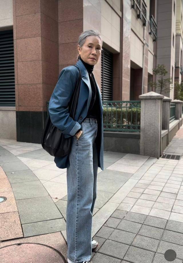 Học bí kíp mặc đẹp từ fashionista 70+ “đỉnh của chóp”: Vừa sang trọng vừa trẻ trung, lại toát ra khí chất quý phái- Ảnh 14.