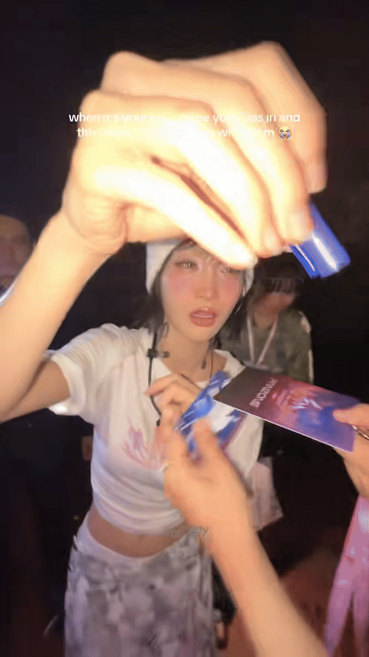 1 Em Xinh ký tên thôi cũng viral quốc tế ầm ầm, visual thế này bảo sao fan nước ngoài tới xem concert bằng được- Ảnh 1.