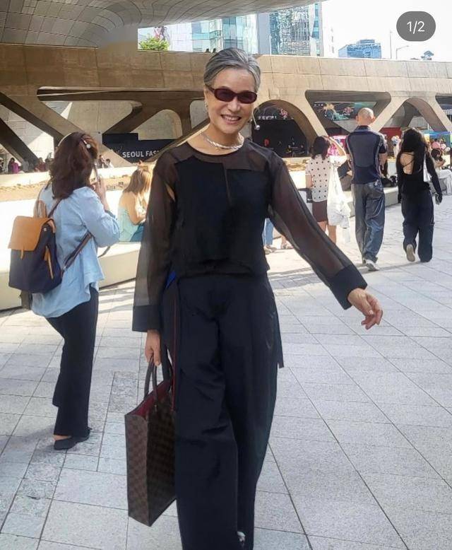 Học bí kíp mặc đẹp từ fashionista 70+ “đỉnh của chóp”: Vừa sang trọng vừa trẻ trung, lại toát ra khí chất quý phái- Ảnh 17.