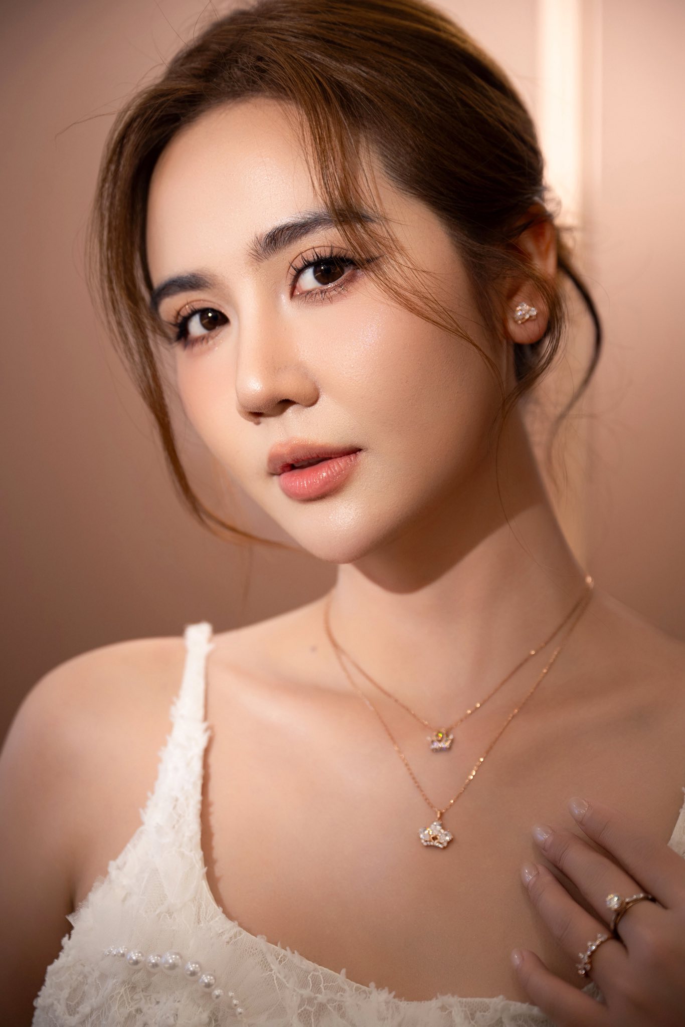 Huyền Lizzie đam mê 1 kiểu làm đẹp lấp đầy má hóp, thái dương lõm, "cá sấu chúa" Quỳnh Nga cũng kết thân để nhan sắc ngọt ngào, e ấp như thiếu nữ đôi mươi- Ảnh 5.