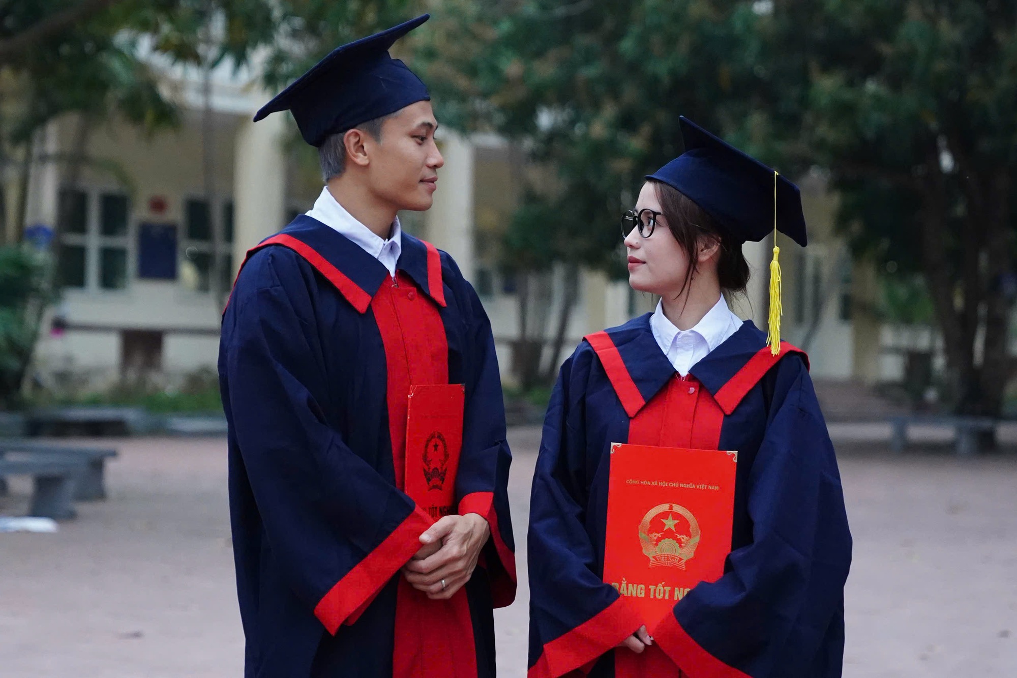 Chuyện t&igrave;nh &ldquo;cảm lạnh&rdquo; của đội trưởng Tạ trong Mưa Đỏ v&agrave; c&ocirc; em kh&oacute;a dưới- Ảnh 6.