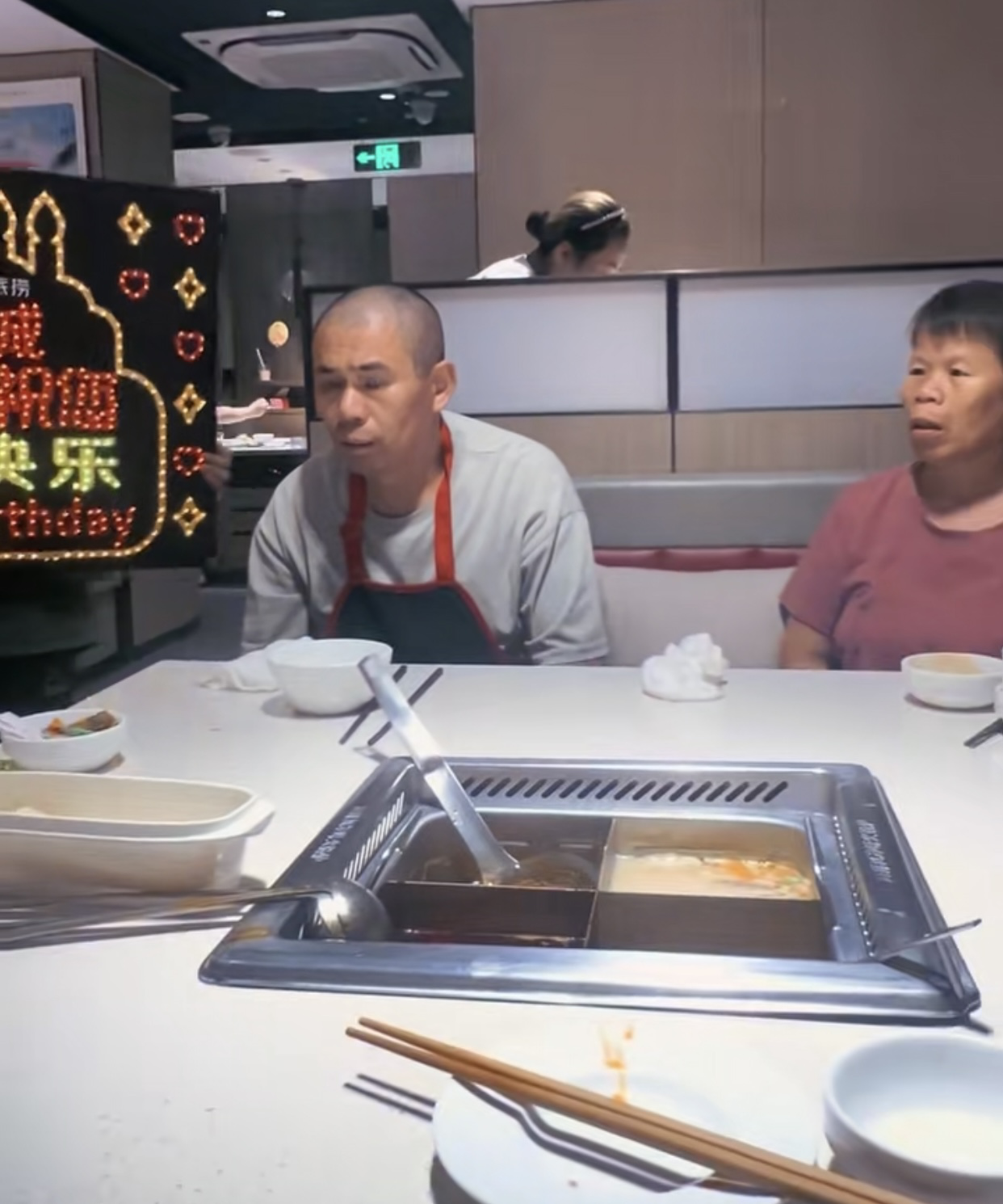 Cảnh tượng lạ l&ugrave;ng tại một nh&agrave; h&agrave;ng lẩu- Ảnh 1.