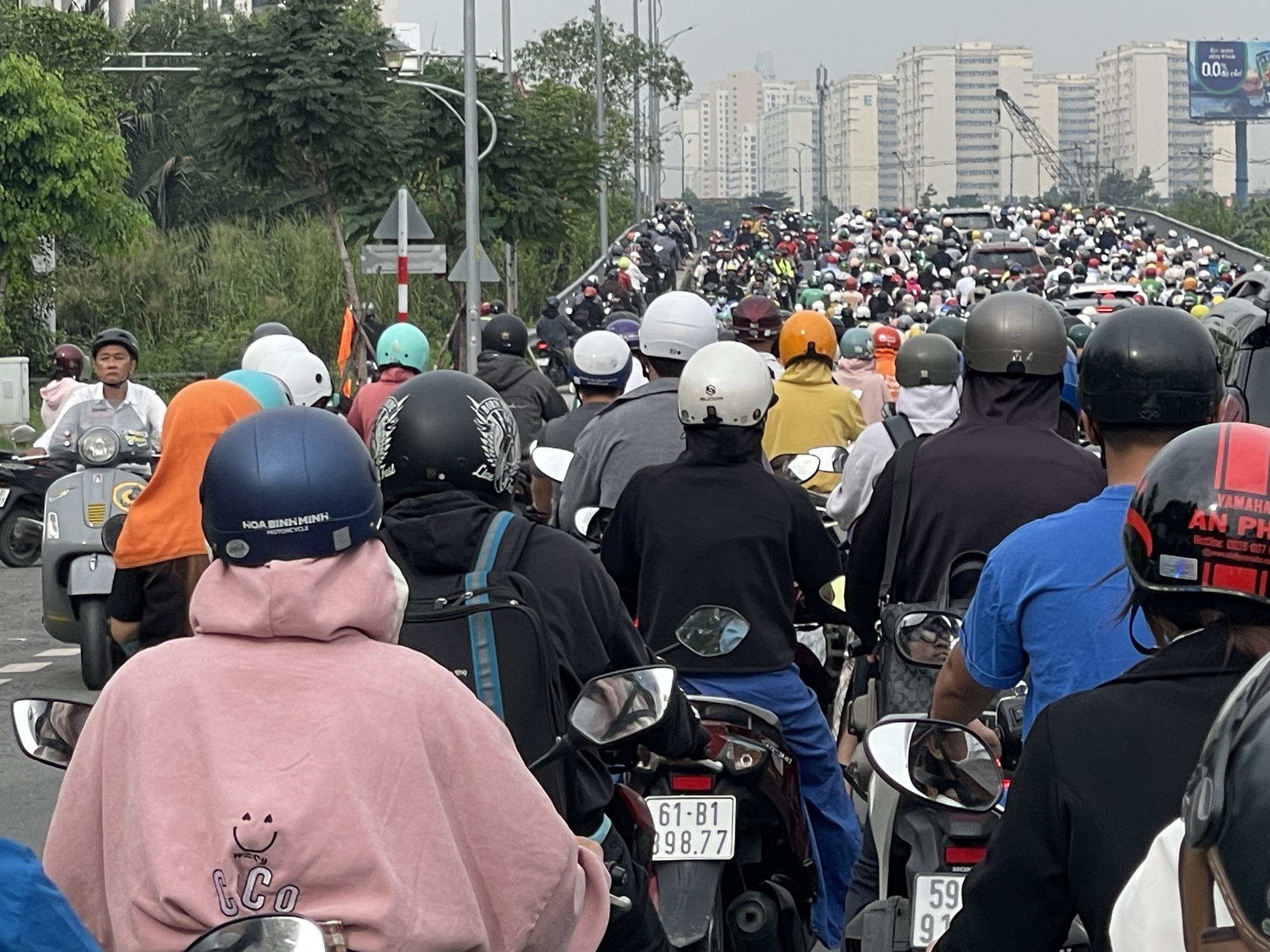 Nhìn thấy bóng CSGT, đám đông xe máy "cuống cuồng quay đầu"- Ảnh 6.