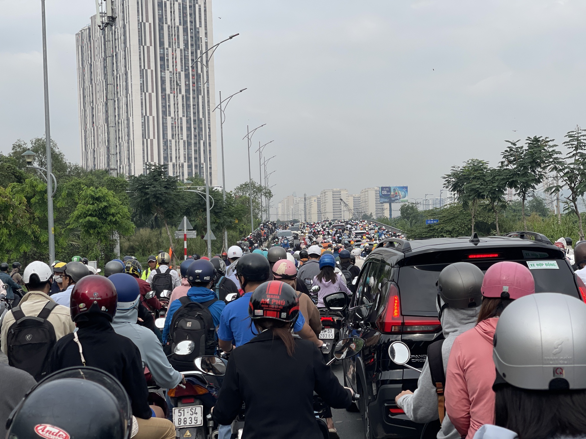 Nhìn thấy bóng CSGT, đám đông xe máy "cuống cuồng quay đầu"- Ảnh 5.