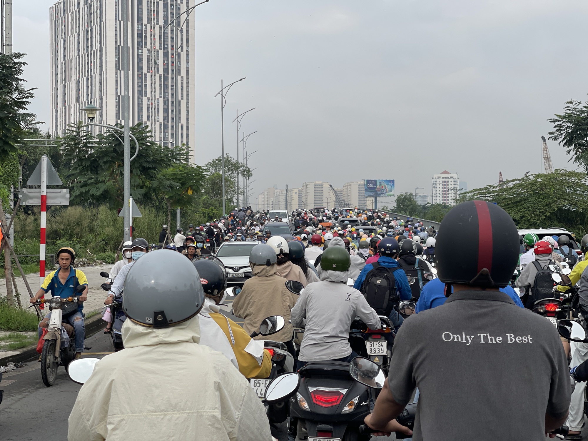 Nhìn thấy bóng CSGT, đám đông xe máy "cuống cuồng quay đầu"- Ảnh 4.