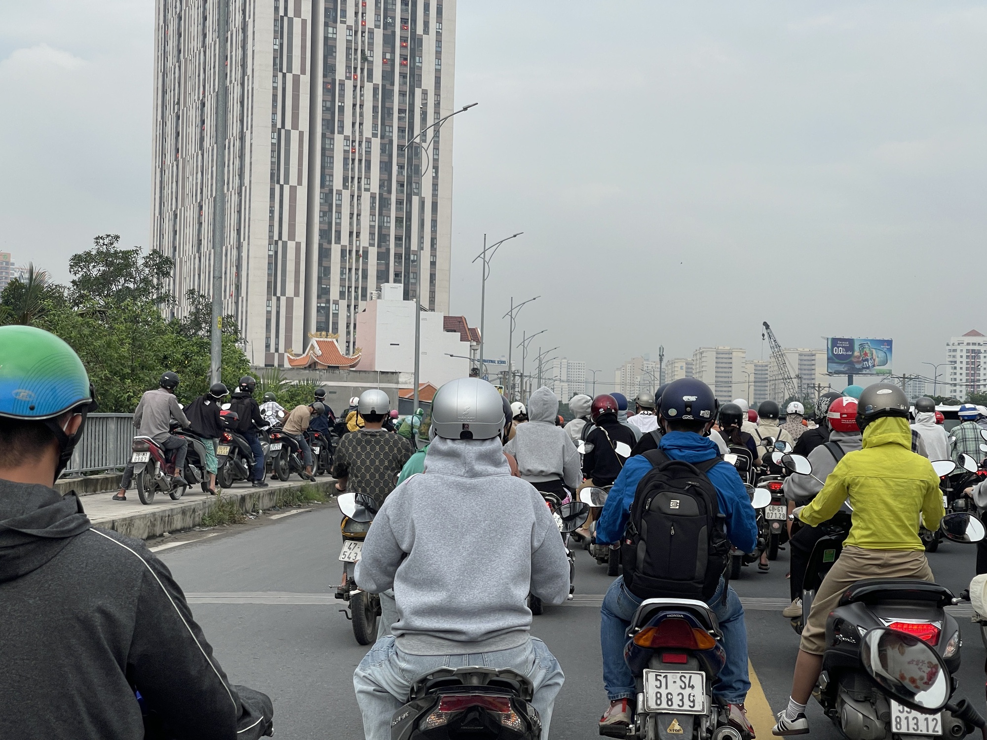 Nhìn thấy bóng CSGT, đám đông xe máy "cuống cuồng quay đầu"- Ảnh 2.