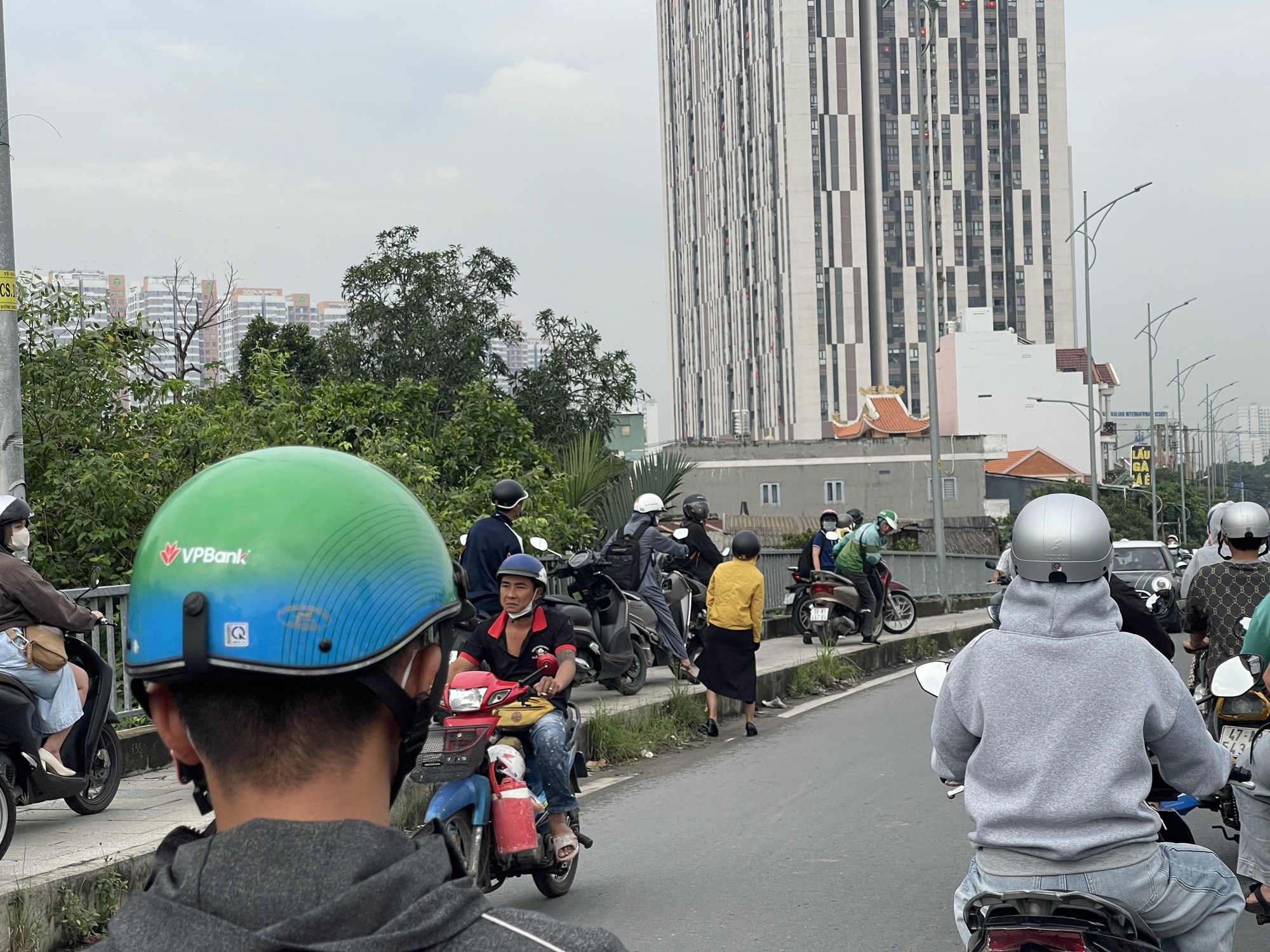 Nhìn thấy bóng CSGT, đám đông xe máy "cuống cuồng quay đầu"- Ảnh 1.