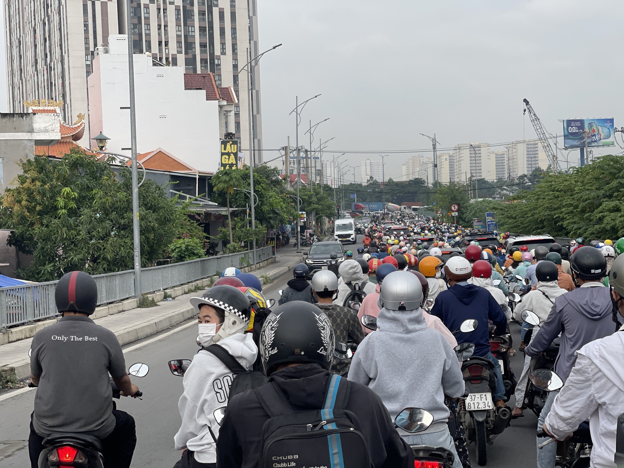 Nhìn thấy bóng CSGT, đám đông xe máy "cuống cuồng quay đầu"- Ảnh 3.