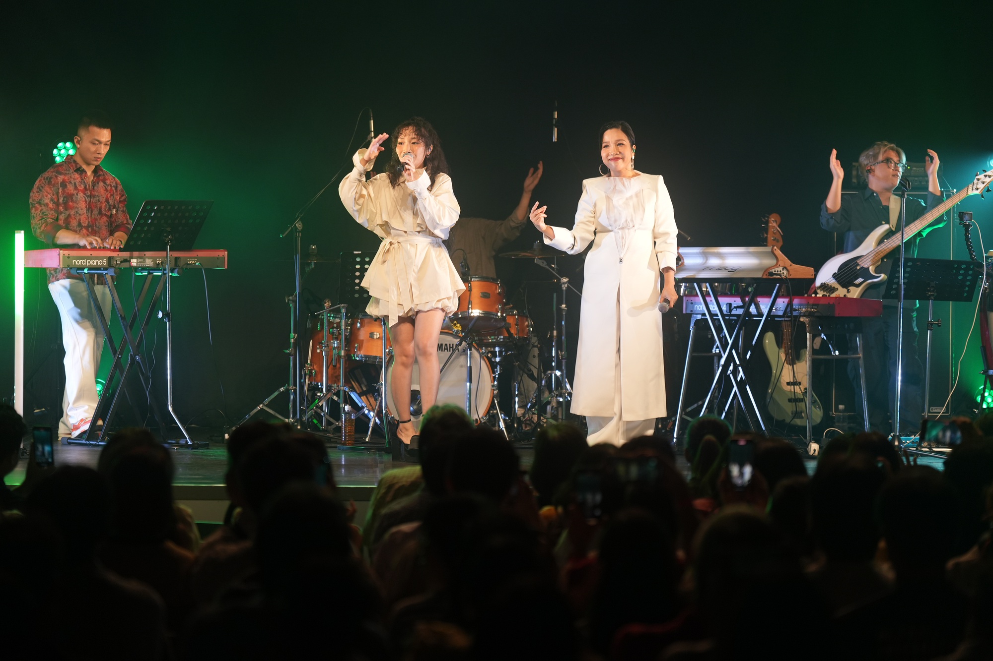 Cả gia đình đồng hành với diva Mỹ Linh trong tour lưu diễn châu Á đầu tiên- Ảnh 3.
