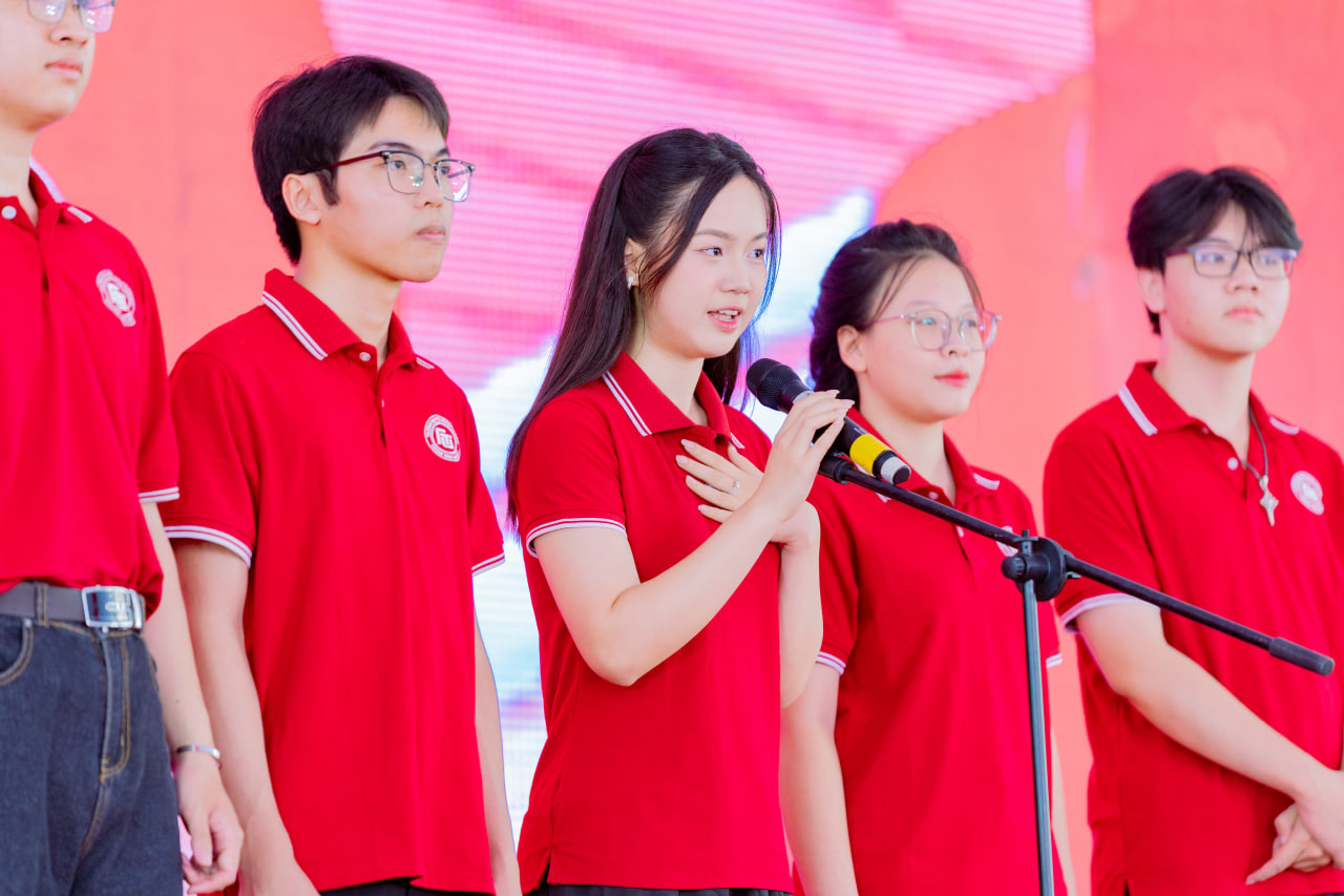 Bắt gặp thủ khoa xinh nhất kỳ thi tốt nghiệp THPT 2025 ở "lò đào tạo Hoa hậu TOP 1 Việt Nam"- Ảnh 5.