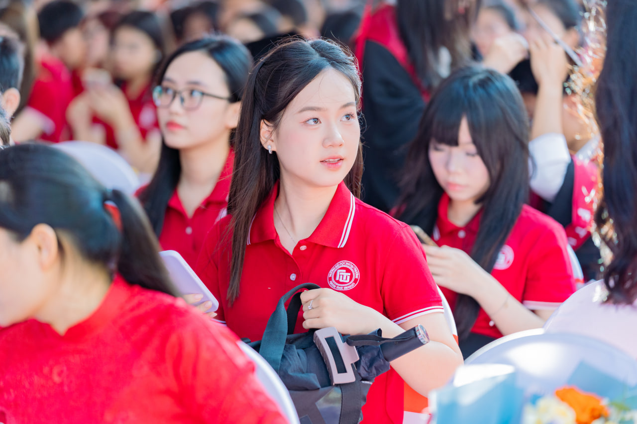 Bắt gặp thủ khoa xinh nhất kỳ thi tốt nghiệp THPT 2025 ở "lò đào tạo Hoa hậu TOP 1 Việt Nam"- Ảnh 3.