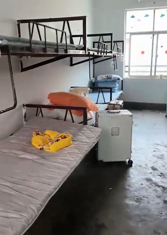 Căn phòng KTX khiến tân sinh viên hãi hùng, phụ huynh đưa con đến nhập học bức xúc- Ảnh 1.