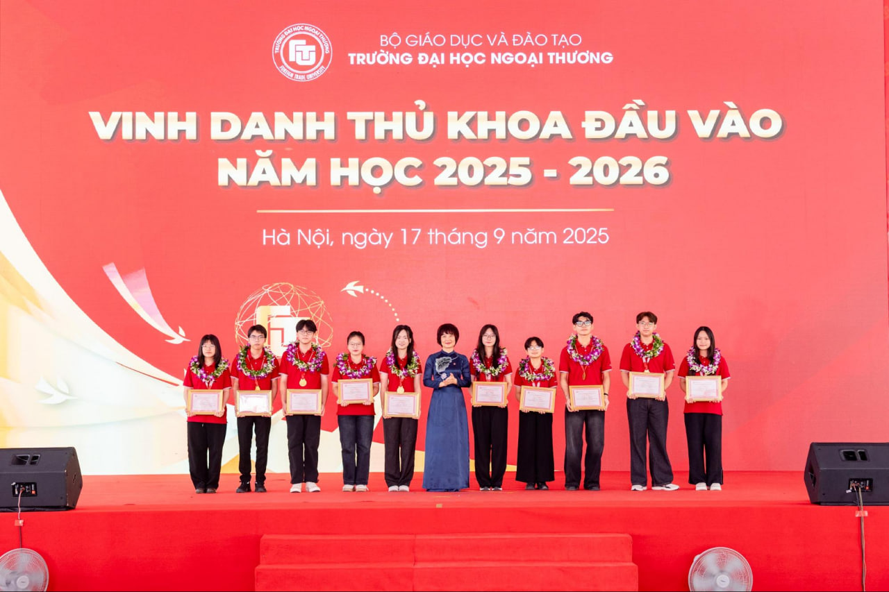 Bắt gặp thủ khoa xinh nhất kỳ thi tốt nghiệp THPT 2025 ở "lò đào tạo Hoa hậu TOP 1 Việt Nam"- Ảnh 8.