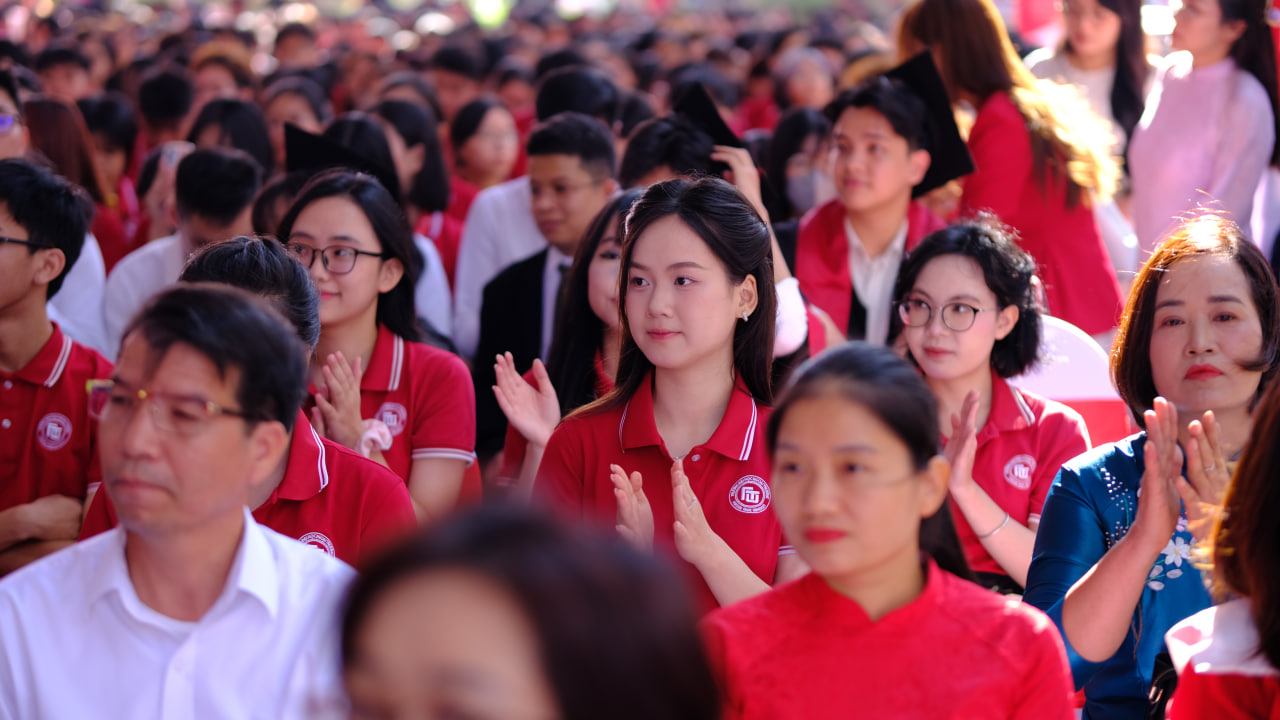 Bắt gặp thủ khoa xinh nhất kỳ thi tốt nghiệp THPT 2025 ở "lò đào tạo Hoa hậu TOP 1 Việt Nam"- Ảnh 4.