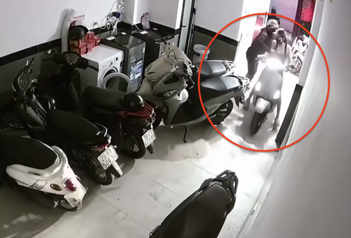 Clip gây phẫn nộ: Gã đàn ông bịt mặt xông vào chung cư mini ở Hà Nội, sàm sỡ cướp túi xách khiến cô gái hoảng loạn trong đêm- Ảnh 1.
