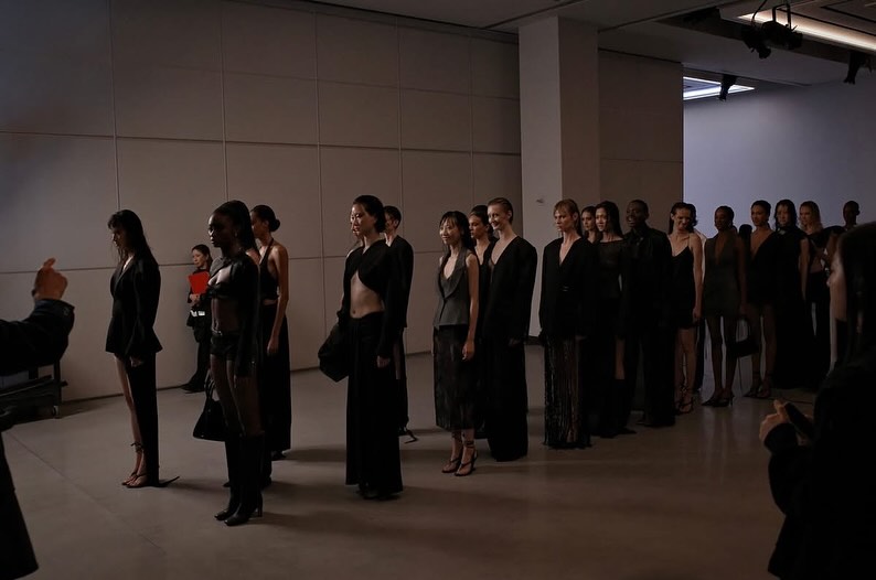 Ái nữ Gen Z đưa brand Việt đến New York Fashion Week: Không chỉ tài năng, ngoài đời còn là "cool girl" chính hiệu- Ảnh 1.