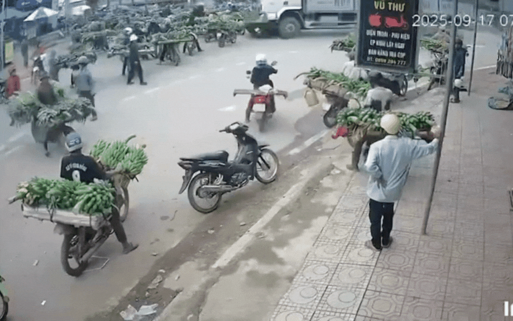 Vụ xe tải lao như "tên bắn" vào chợ: Danh tính 12 người thương vong, có 1 phụ nữ mang thai tử vong- Ảnh 1. Vụ xe tải lao như