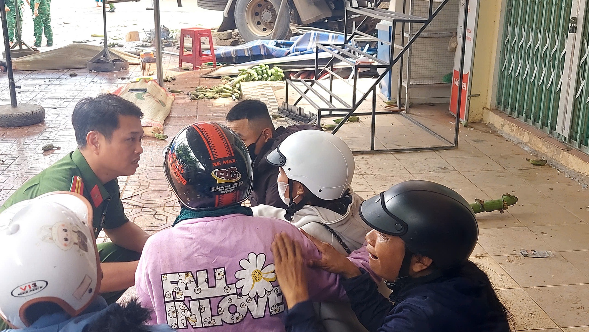 Vụ xe tải lao vào chợ: Xác định danh tính 3 nạn nhân tử vong- Ảnh 3.