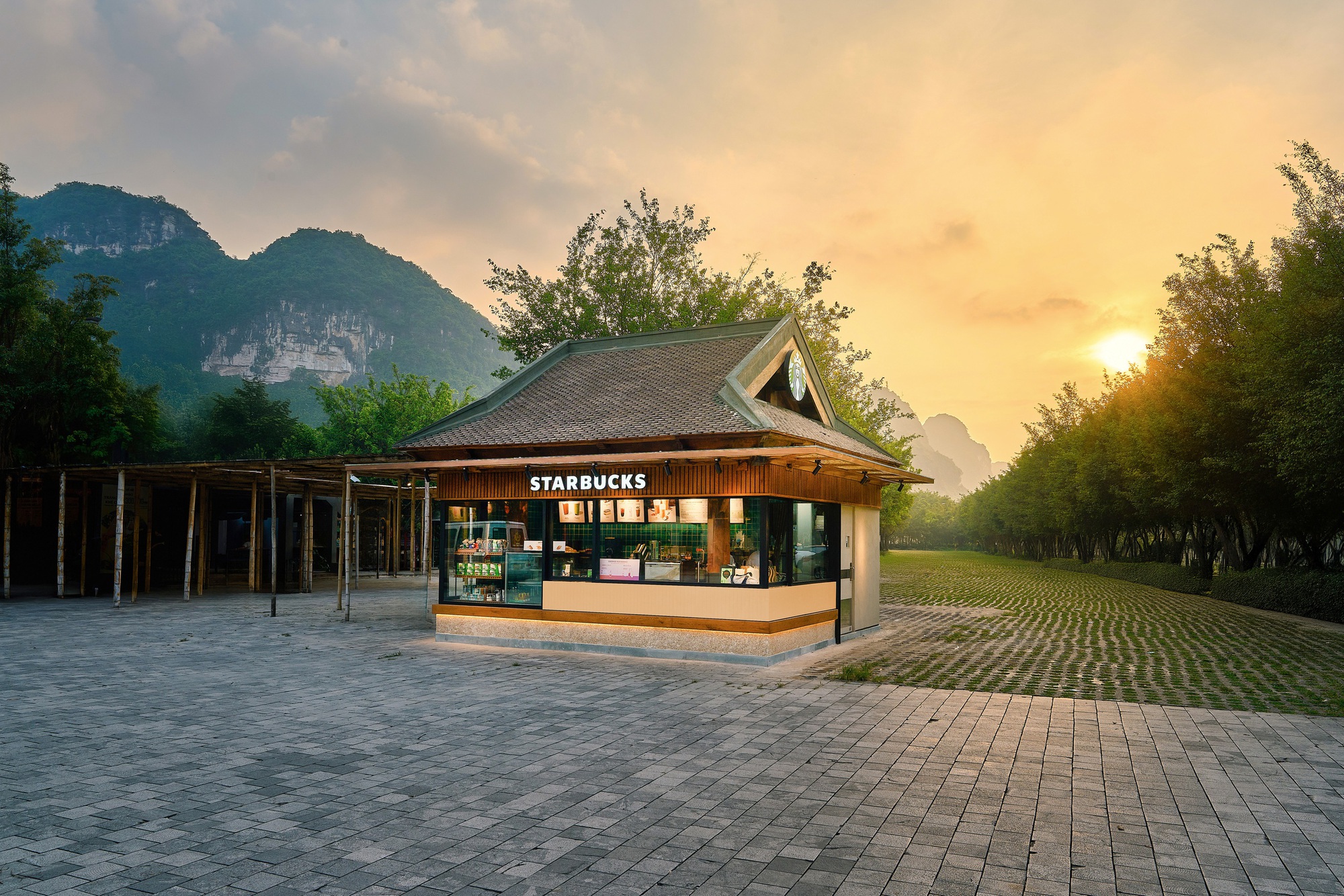 Starbucks lại gây sốt với chi nhánh mới nằm giữa núi non, khung cảnh khiến dân tình trầm trồ: 