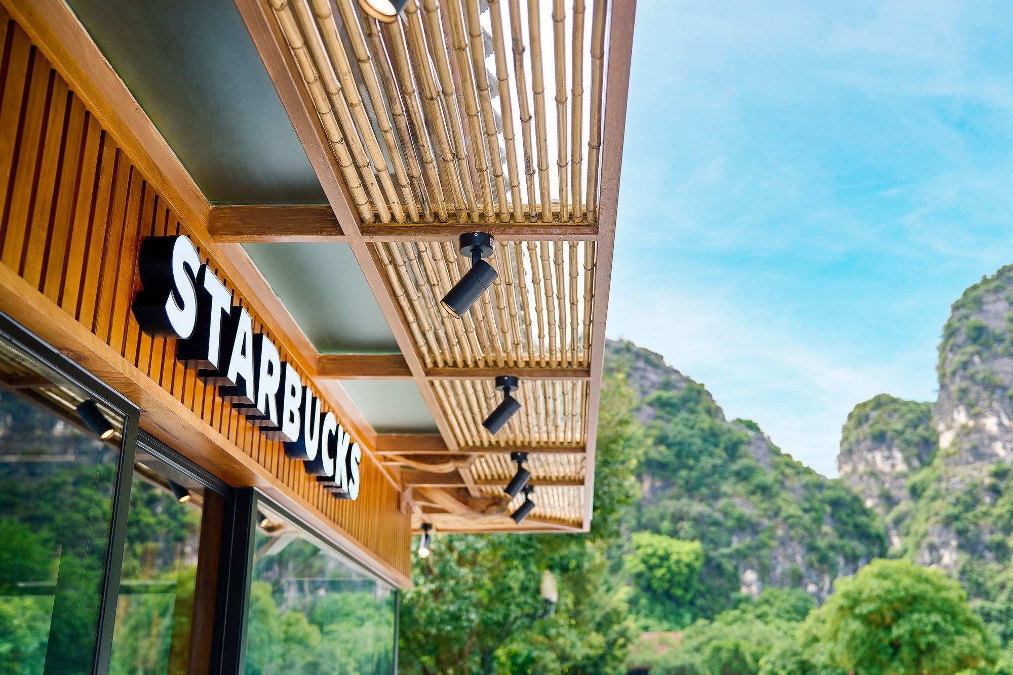 Starbucks lại gây sốt với chi nhánh mới nằm giữa núi non, khung cảnh khiến dân tình trầm trồ: 