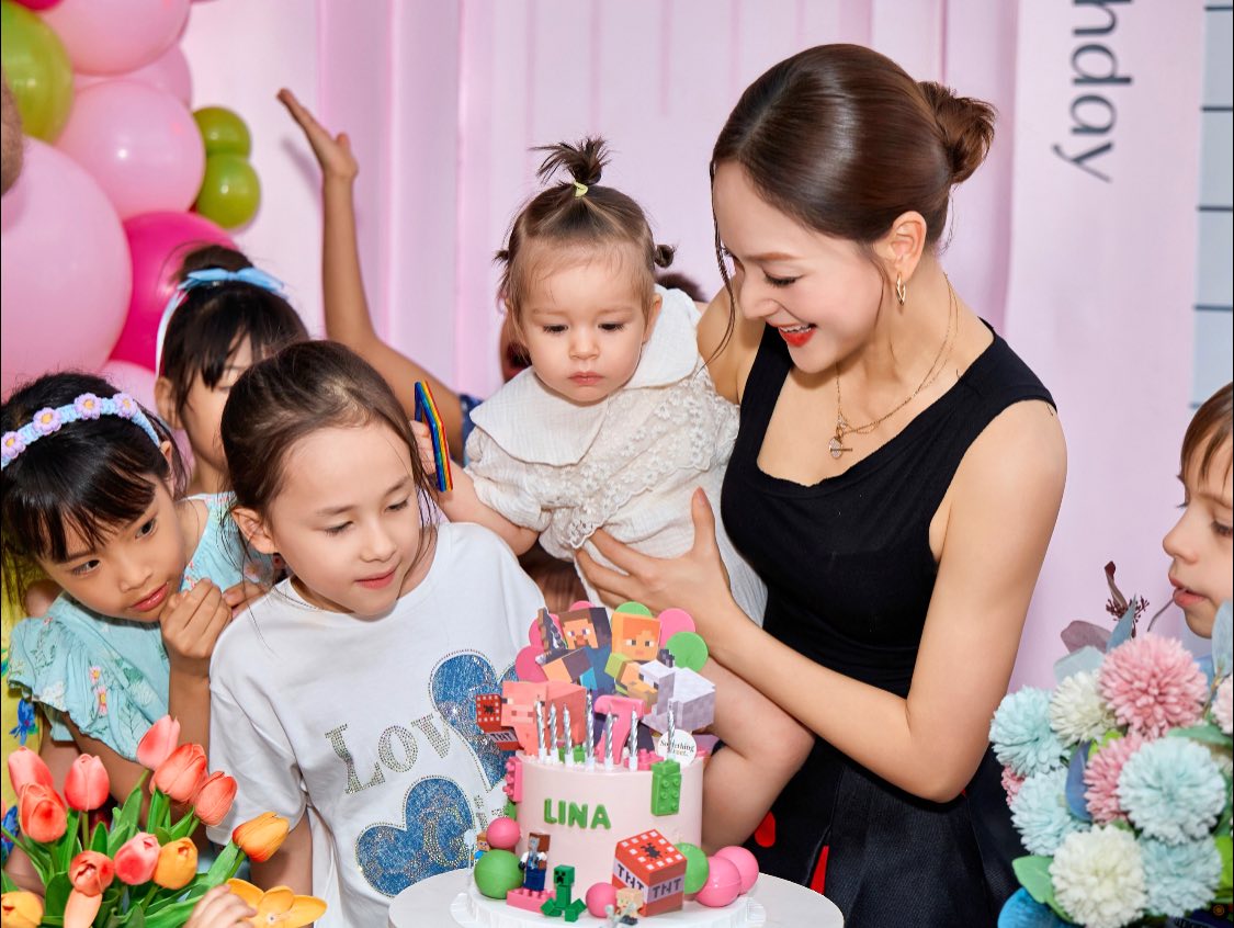 Lan Phương chi 1 tỷ/năm để nuôi con, 2 ái nữ đều học trường quốc tế, được mẹ địu đi du lịch khắp thế giới- Ảnh 1.