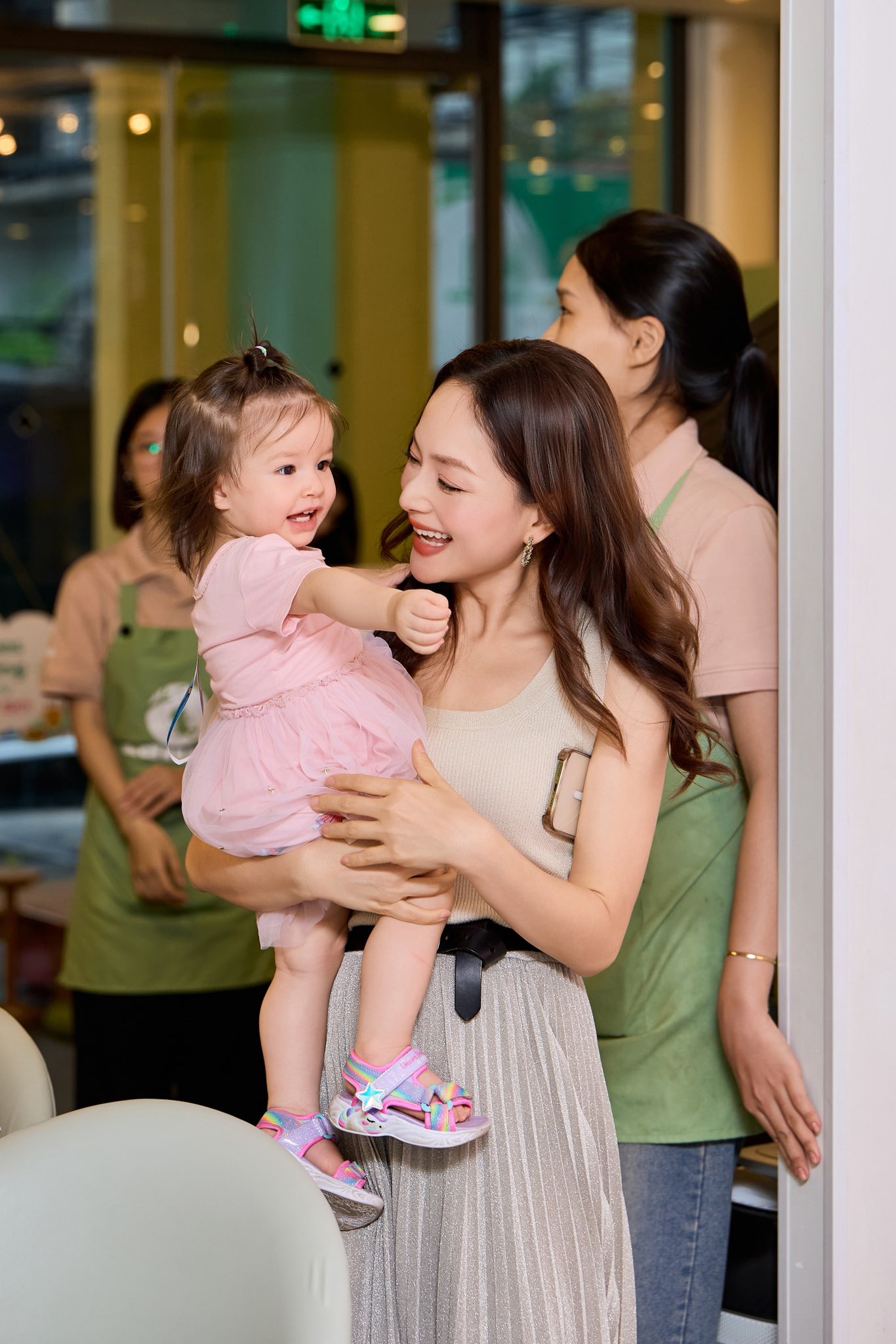 Lan Phương chi 1 tỷ/năm để nuôi con, 2 ái nữ đều học trường quốc tế, được mẹ địu đi du lịch khắp thế giới- Ảnh 4.