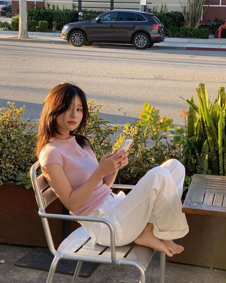 Kiếm tiền quá khó nên phải tự cứu lấy chính mình: Định nghĩa “ngầu đét” thay đổi từ đồ hiệu thành đồ cũ, sống sang thành sống sót- Ảnh 2.