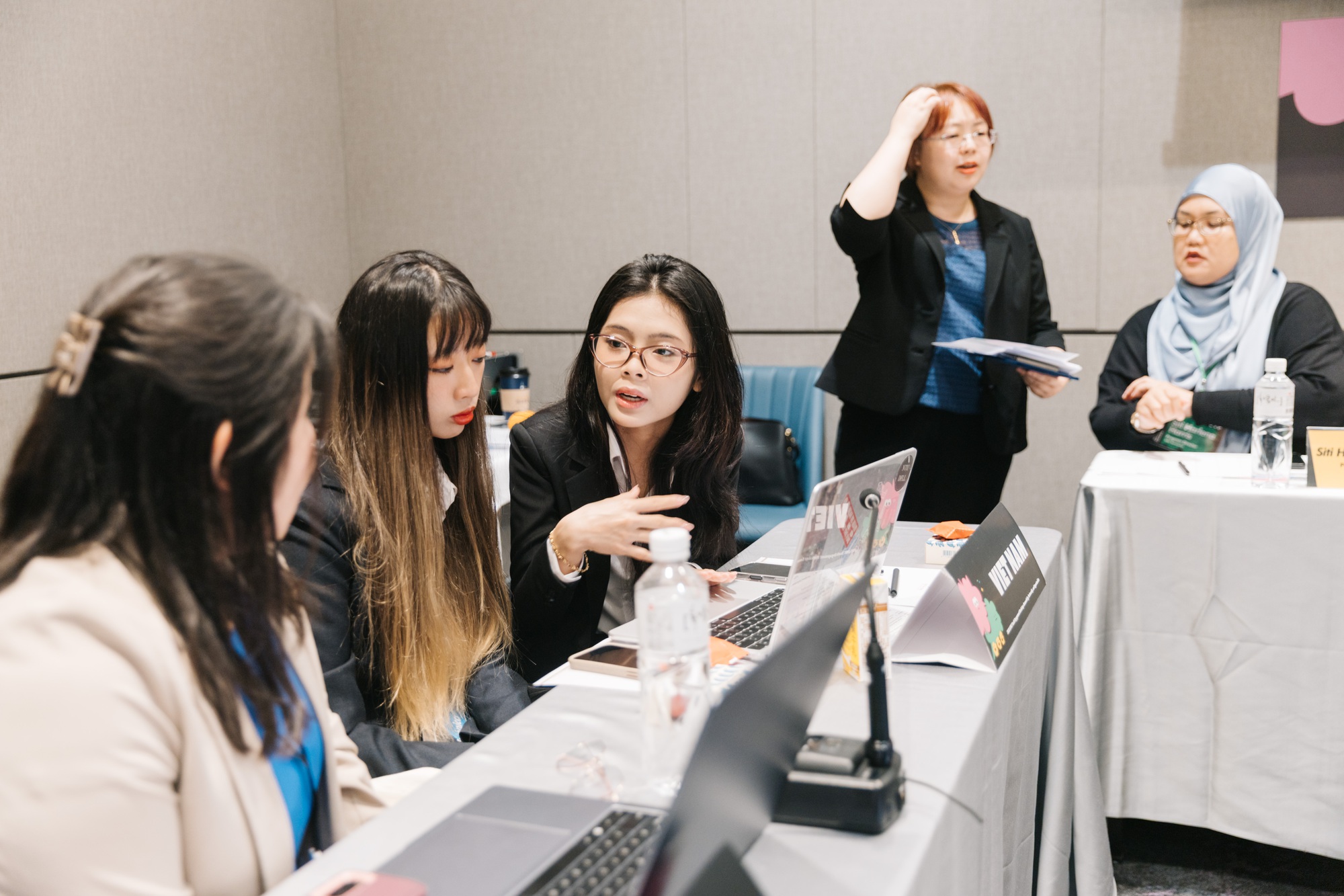 Từ giảng đường đến APEC: Hành trình hội nhập quốc tế của sinh viên HUFLIT- Ảnh 4.