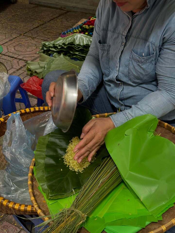 Mùa thu Hà Nội 'phủ sóng' cõi mạng, giới trẻ đua nhau 'chill' theo cách riêng- Ảnh 6.