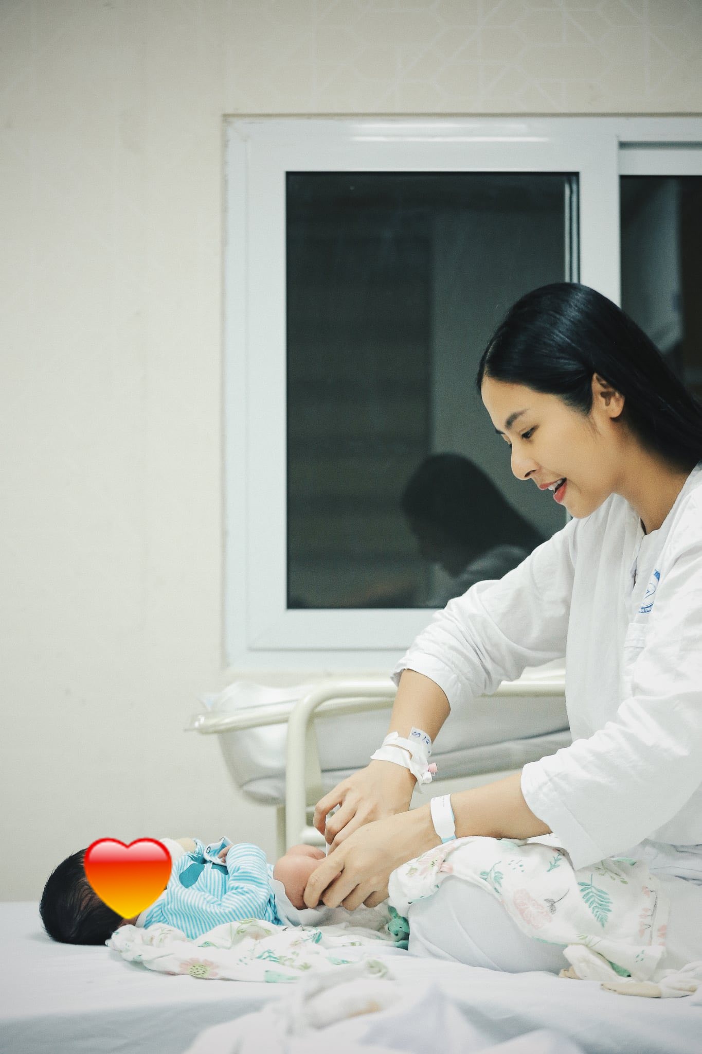 Hoa hậu Việt Nam vừa sinh con trai đầu lòng, không thể ngờ ngày em bé chào đời lại 