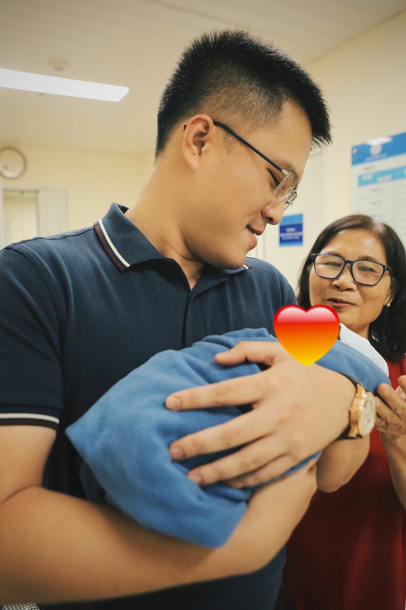 Hoa hậu Việt Nam vừa sinh con trai đầu lòng, không thể ngờ ngày em bé chào đời lại 