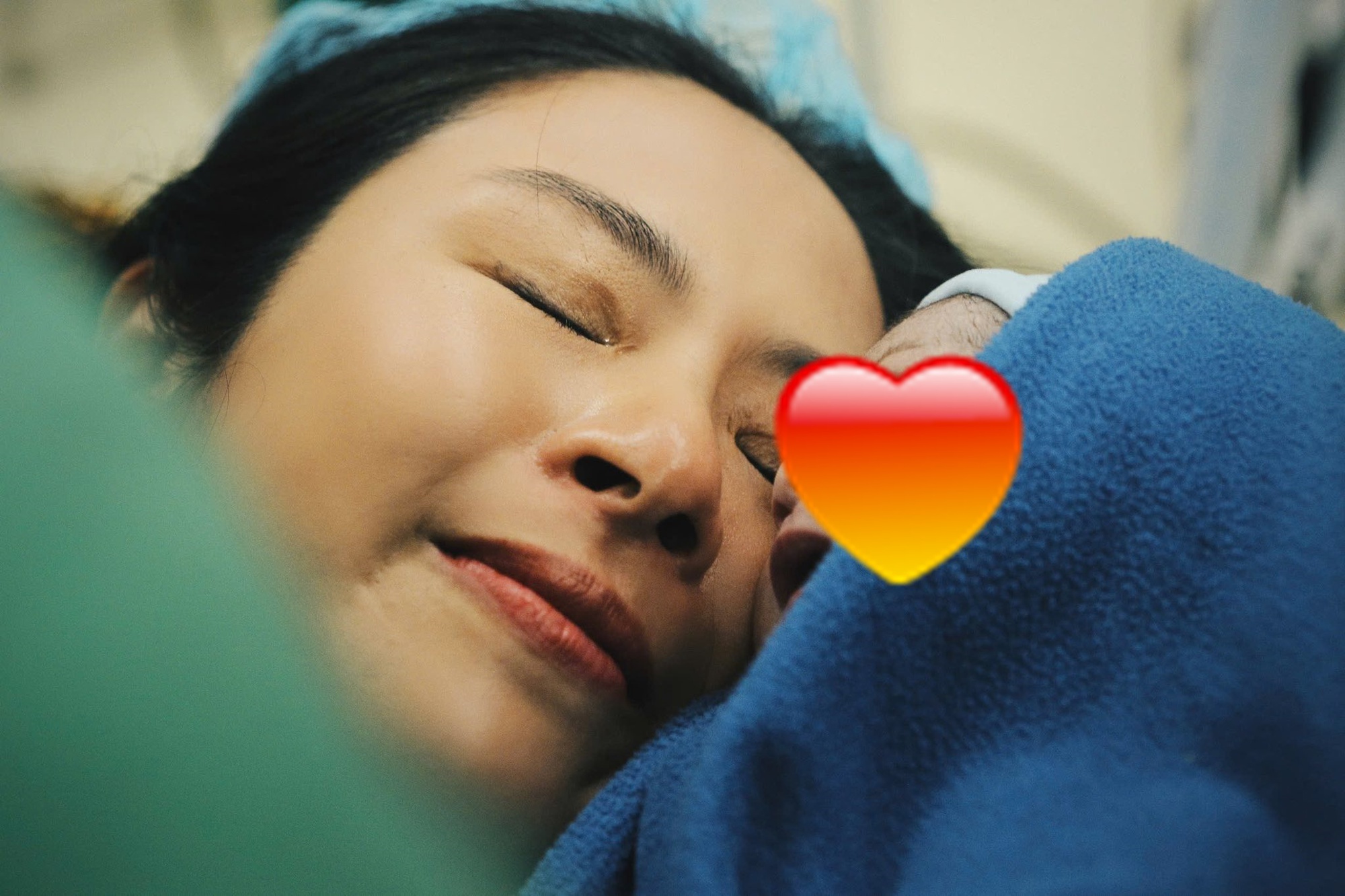 Hoa hậu Việt Nam vừa sinh con trai đầu lòng, không thể ngờ ngày em bé chào đời lại 