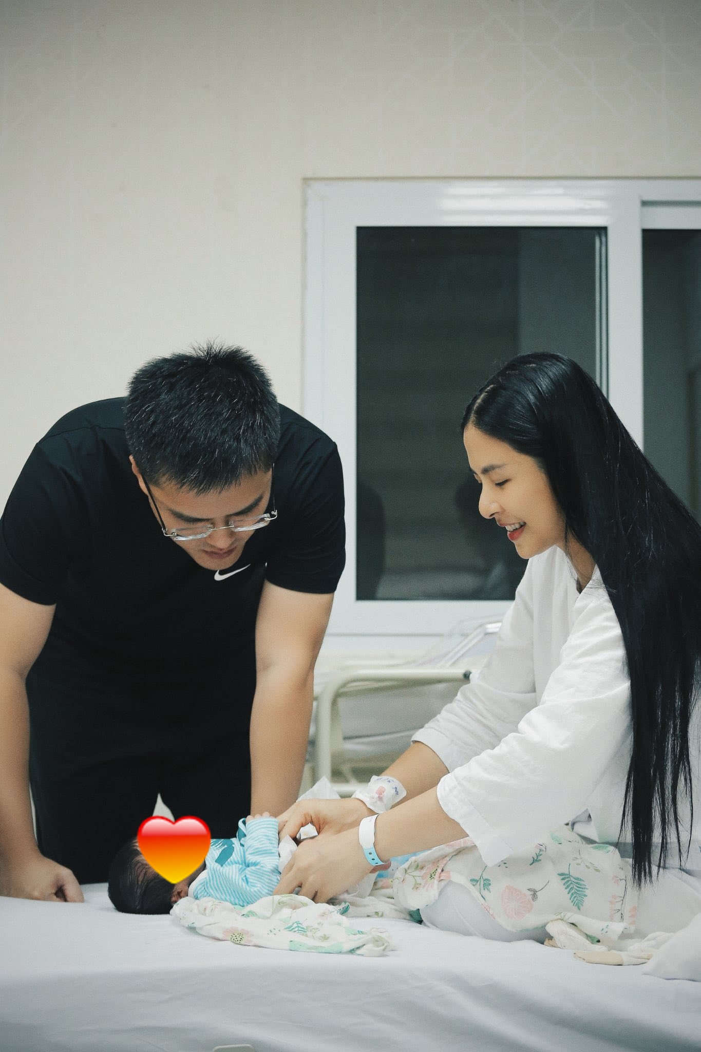 Hoa hậu Việt Nam vừa sinh con trai đầu lòng, không thể ngờ ngày em bé chào đời lại 