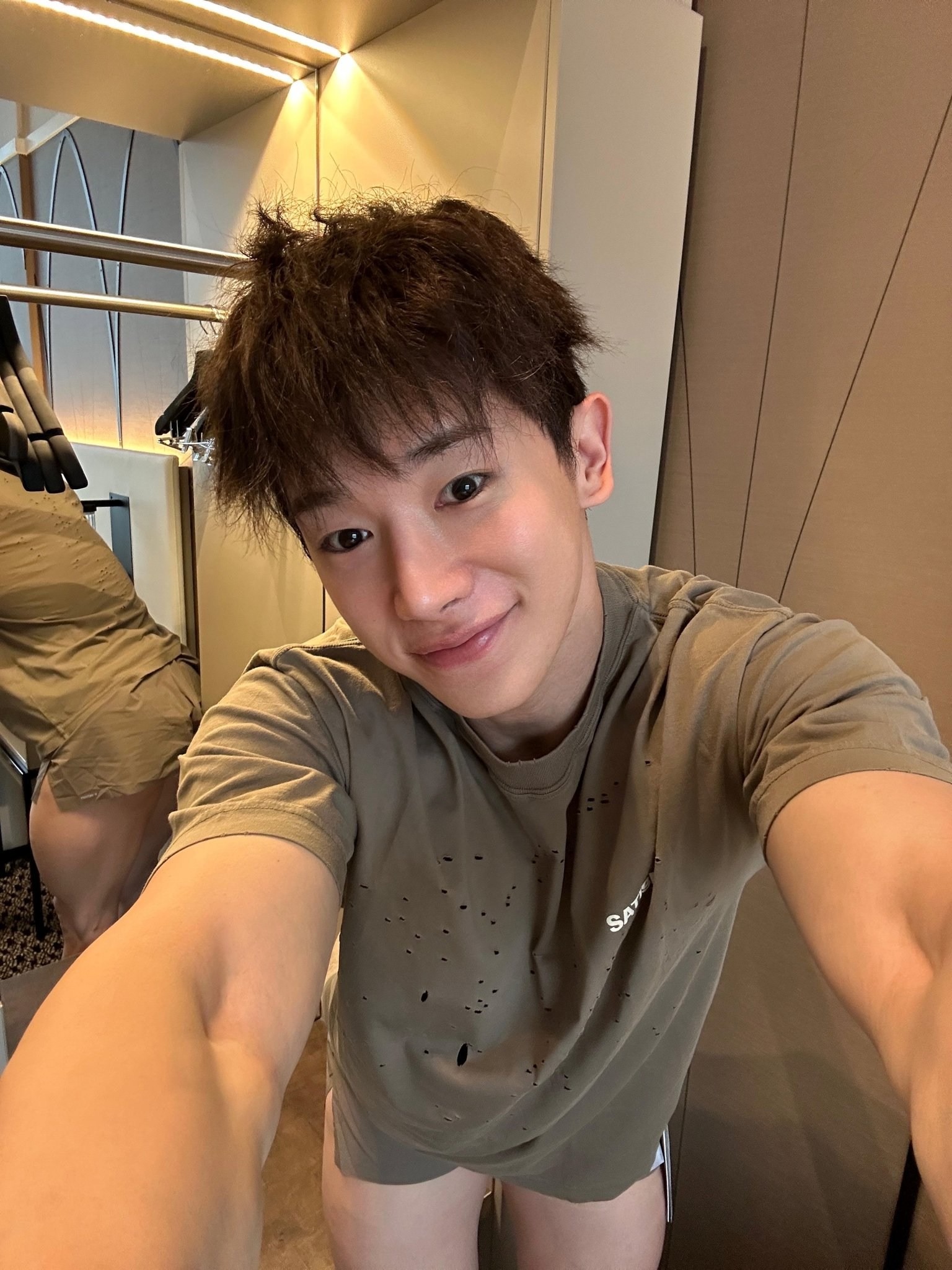Nam ca sĩ gây bão với bức ảnh selfie 2 triệu view, dân mạng sốc vì 1 thứ không phải gương mặt!- Ảnh 1.