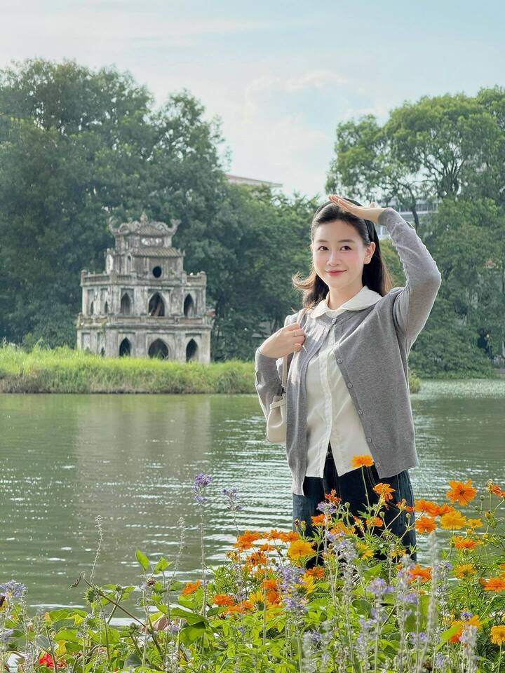 Mùa thu Hà Nội 'phủ sóng' cõi mạng, giới trẻ đua nhau 'chill' theo cách riêng- Ảnh 1.