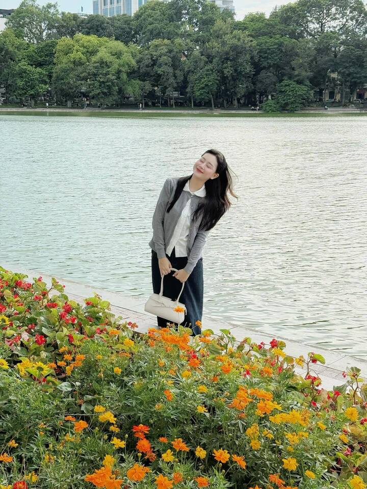 Mùa thu Hà Nội 'phủ sóng' cõi mạng, giới trẻ đua nhau 'chill' theo cách riêng- Ảnh 2.
