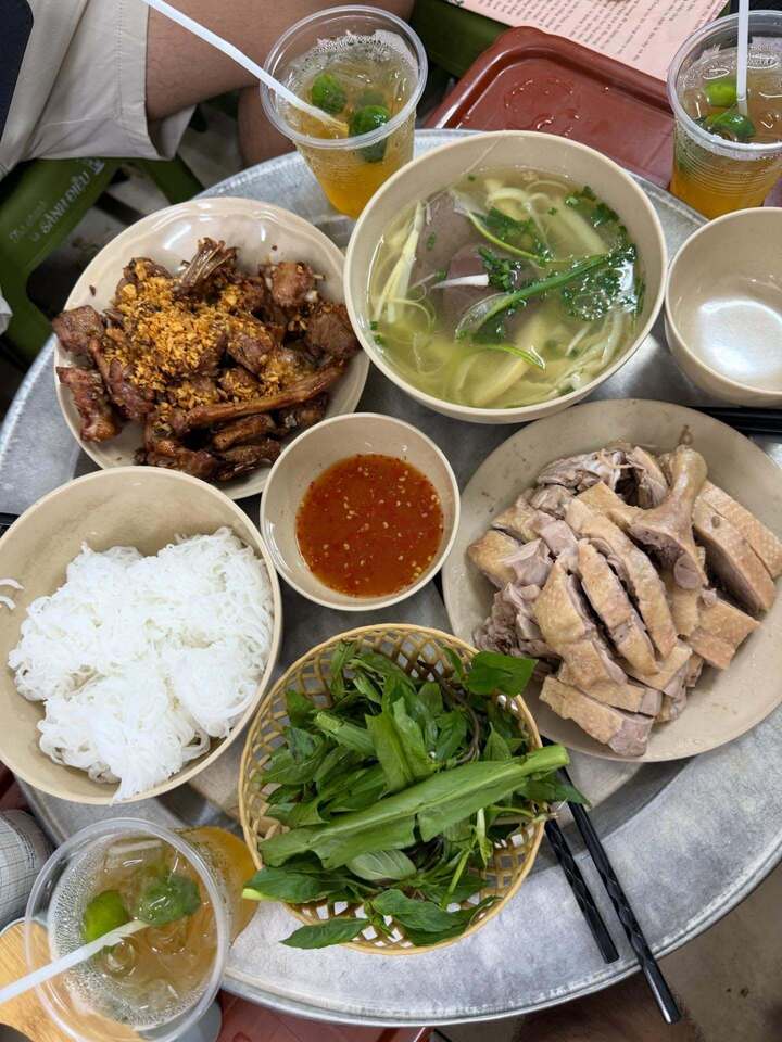 Mùa thu Hà Nội 'phủ sóng' cõi mạng, giới trẻ đua nhau 'chill' theo cách riêng- Ảnh 8.