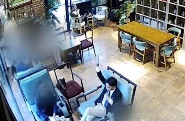 Nhân viên quán cà phê bị khách hành hung ở Hà Nội: Công an làm việc với các bên- Ảnh 2.