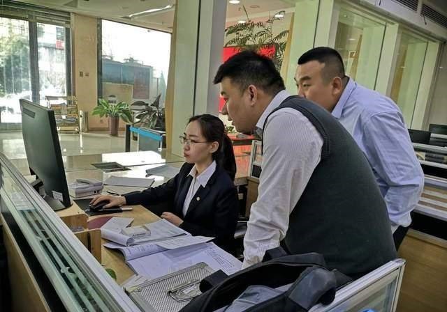 Chỉ còn 0.657.12 đồng sau khi nhận 30 tỷ tiền đền bù đất: Người phụ nữ bàng hoàng khi biết ai là người đã rút sạch- Ảnh 1.