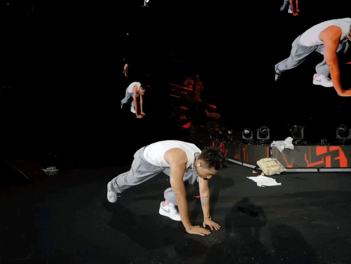 Sơn Tùng M-TP không muốn làm ca sĩ nữa rồi à, giờ lên sân khấu hít đất tưởng PT phòng gym!- Ảnh 3.