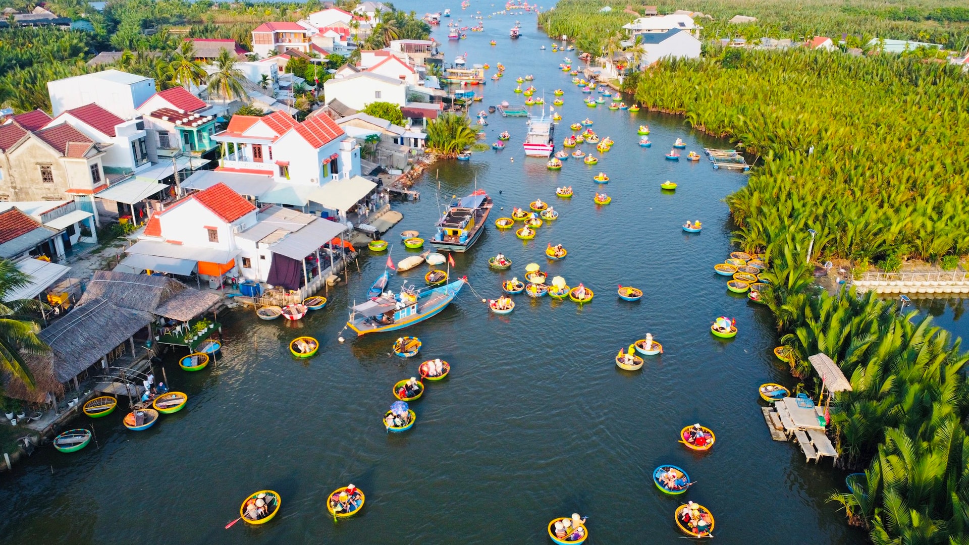 Tạp chí Mỹ ca ngợi ngôi làng nhỏ nép mình giữa rừng dừa của Đà Nẵng đẹp top 20 thế giới, "cảnh sắc thở ra một nhịp an yên"- Ảnh 2.