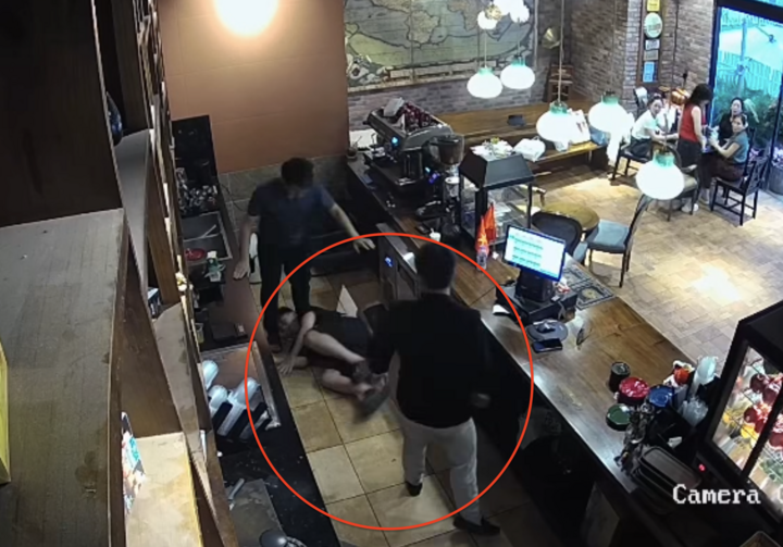 Nhân viên quán cà phê bị khách hành hung ở Hà Nội: Công an làm việc với các bên- Ảnh 1.