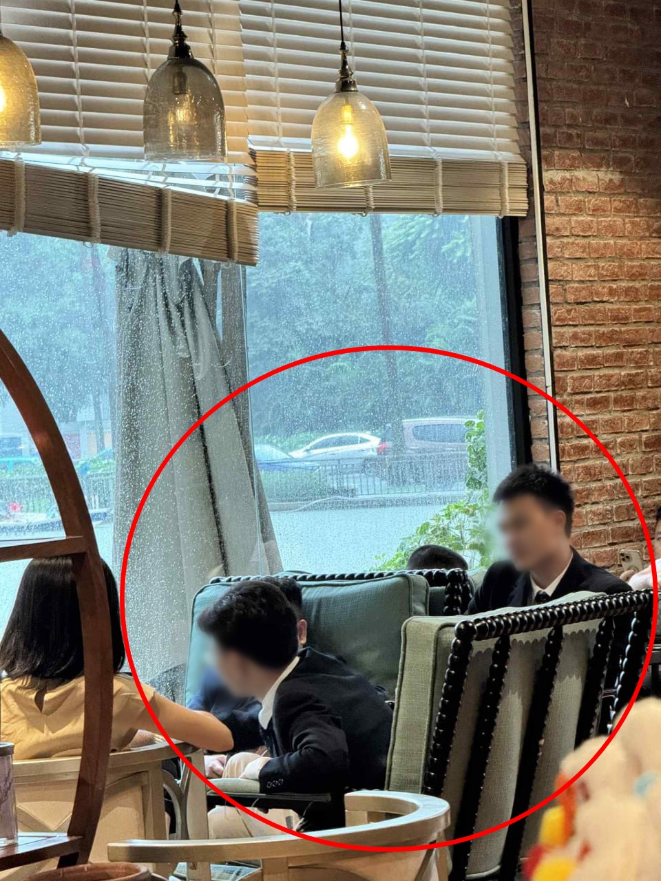 Nhân viên quán cà phê bị khách hành hung vì nhắc hút thuốc: Người trong cuộc lên tiếng, khẳng định 